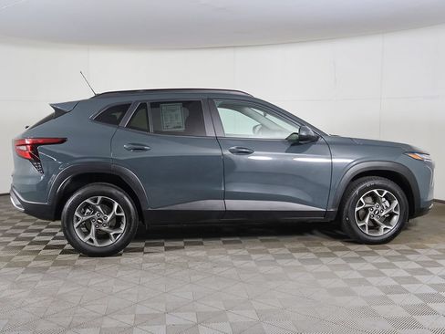 Used 2025 Chevrolet Trax LT FWD image 15