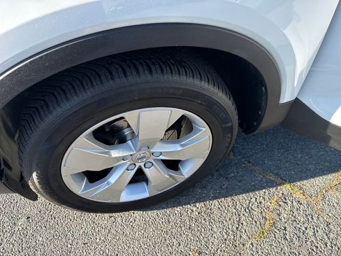 Used 2020 Volvo XC40 T5 Momentum image 31