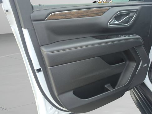 Used 2022 Chevrolet Suburban Premier AWD/4WD image 18