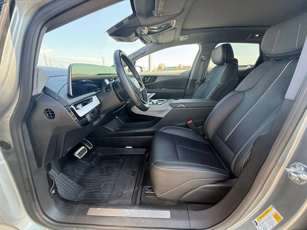 Used 2025 Cadillac Optiq Sport 2 w/ LPO, Floor Liner Package AWD/4WD image 30