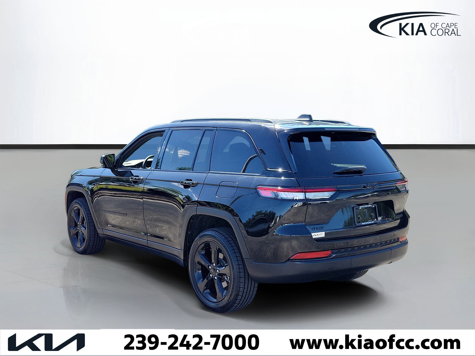 Used 2024 Jeep Grand Cherokee Limited w/ Black Appearance Package AWD/4WD image 4