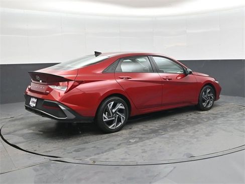 Used 2025 Hyundai Elantra SEL image 4
