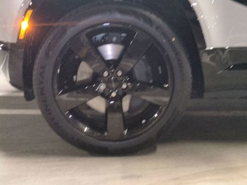 New 2026 Land Rover Defender 110 X-Dynamic SE image 9