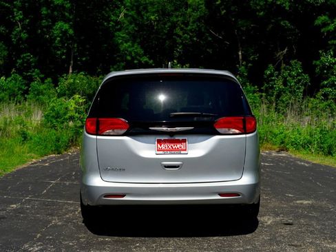 Used 2022 Chrysler Voyager LX FWD image 8