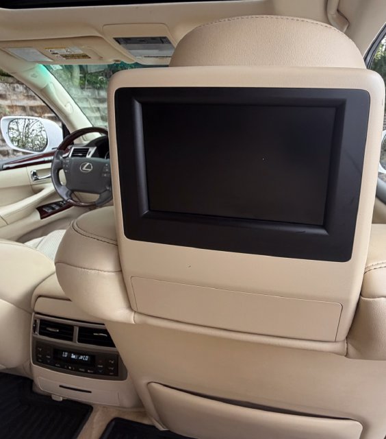 Used 2015 Lexus LX 570 4WD w/ Luxury Package image 36