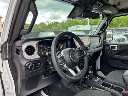 Used 2025 Jeep Wrangler Unlimited Sahara AWD/4WD image 35