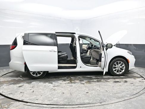 Used 2023 Chrysler Pacifica Touring-L image 48