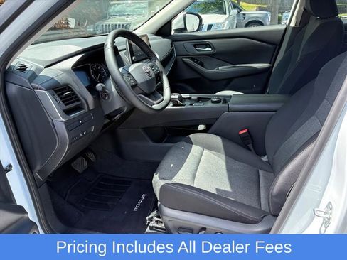 Used 2025 Nissan Rogue SV AWD/4WD image 16