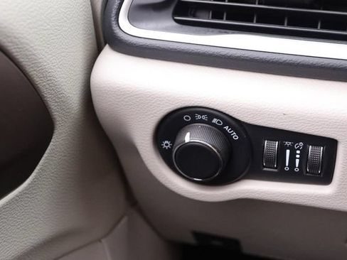 Used 2022 Chrysler Voyager LX FWD image 25