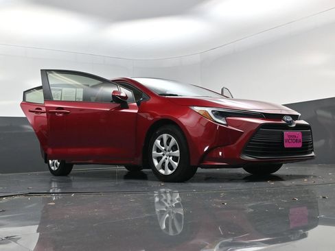 Used 2025 Toyota Corolla LE FWD image 25