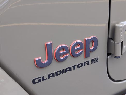 Used 2025 Jeep Gladiator Mojave image 12
