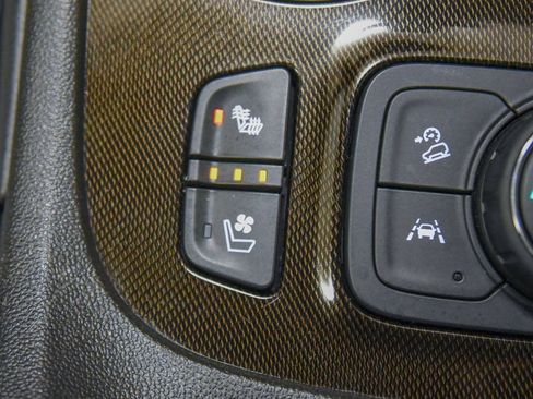 Used 2023 GMC Acadia AT4 image 32