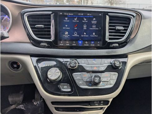 Used 2018 Chrysler Pacifica Touring-L Plus FWD image 25