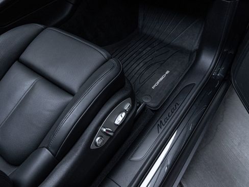 Certified 2025 Porsche Macan AWD/4WD image 35