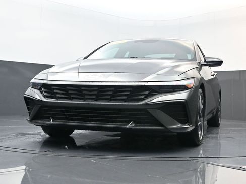 Certified 2025 Hyundai Elantra SEL image 27