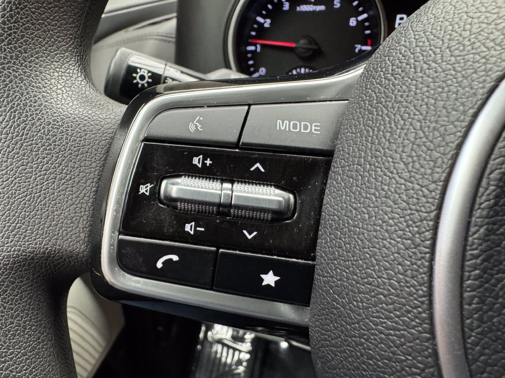 Used 2024 Kia Carnival LX FWD image 15