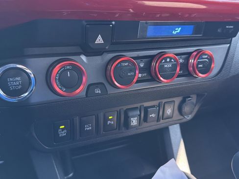 Used 2021 Toyota Tacoma TRD Sport w/ Technology Package image 15