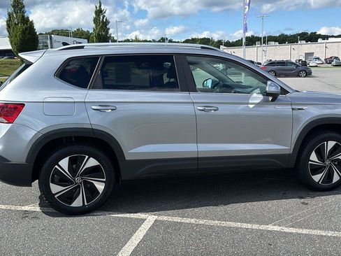 Used 2023 Volkswagen Taos SE w/ Panoramic Sunroof Package AWD/4WD image 4
