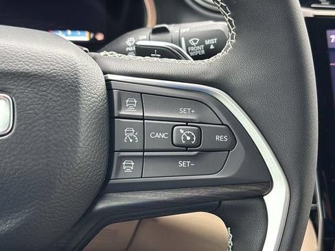 Used 2025 Jeep Grand Cherokee Limited AWD/4WD image 31