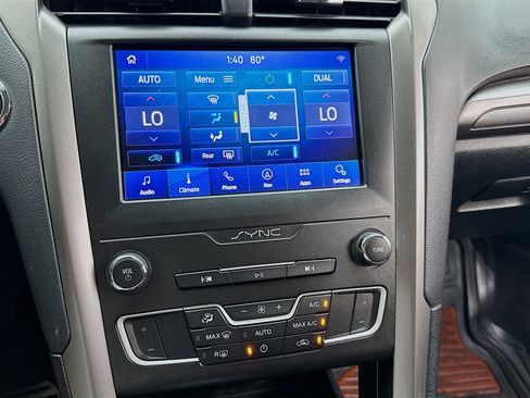 Used 2020 Ford Fusion SE FWD image 12