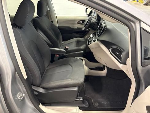 Used 2018 Chrysler Pacifica L FWD image 33