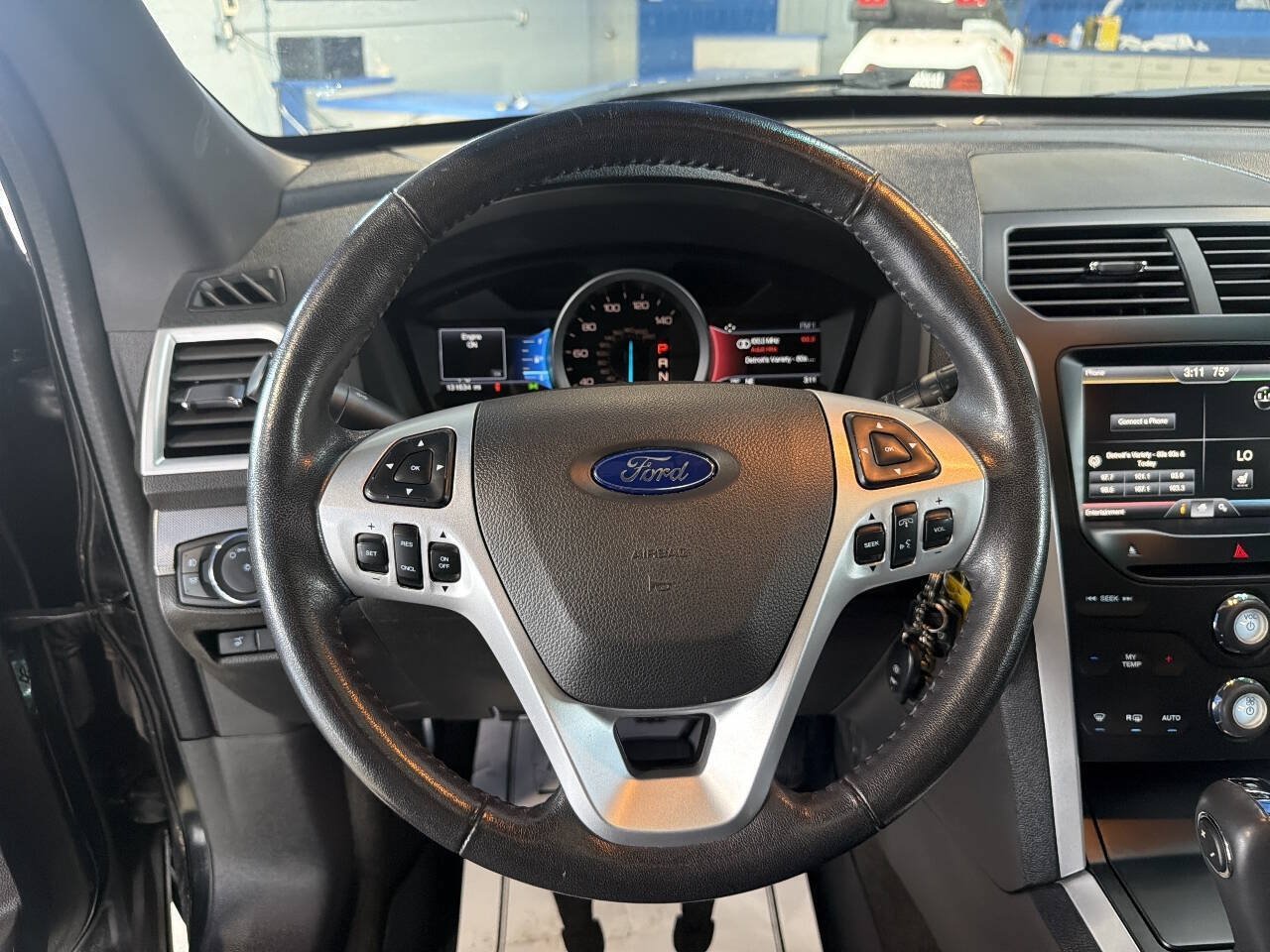 Used 2015 Ford Explorer XLT w/ Equipment Group 202A AWD/4WD image 23