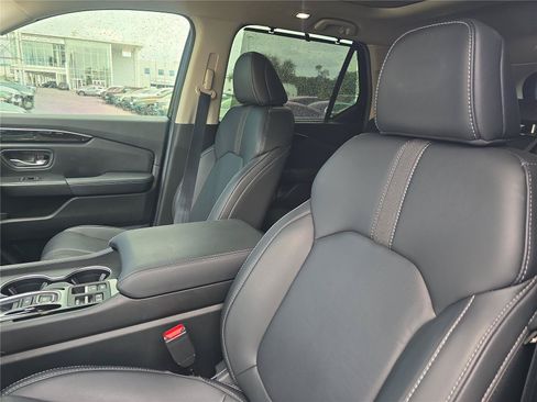 Used 2025 Honda Pilot Touring image 17