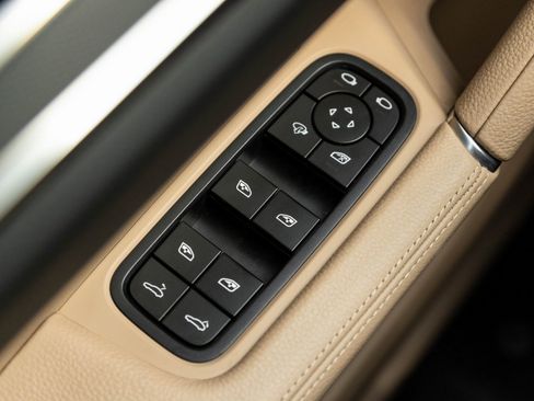 Used 2023 Porsche Cayenne Platinum Edition AWD/4WD image 19