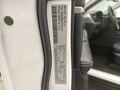 Used 2023 Jeep Grand Cherokee Limited image 11