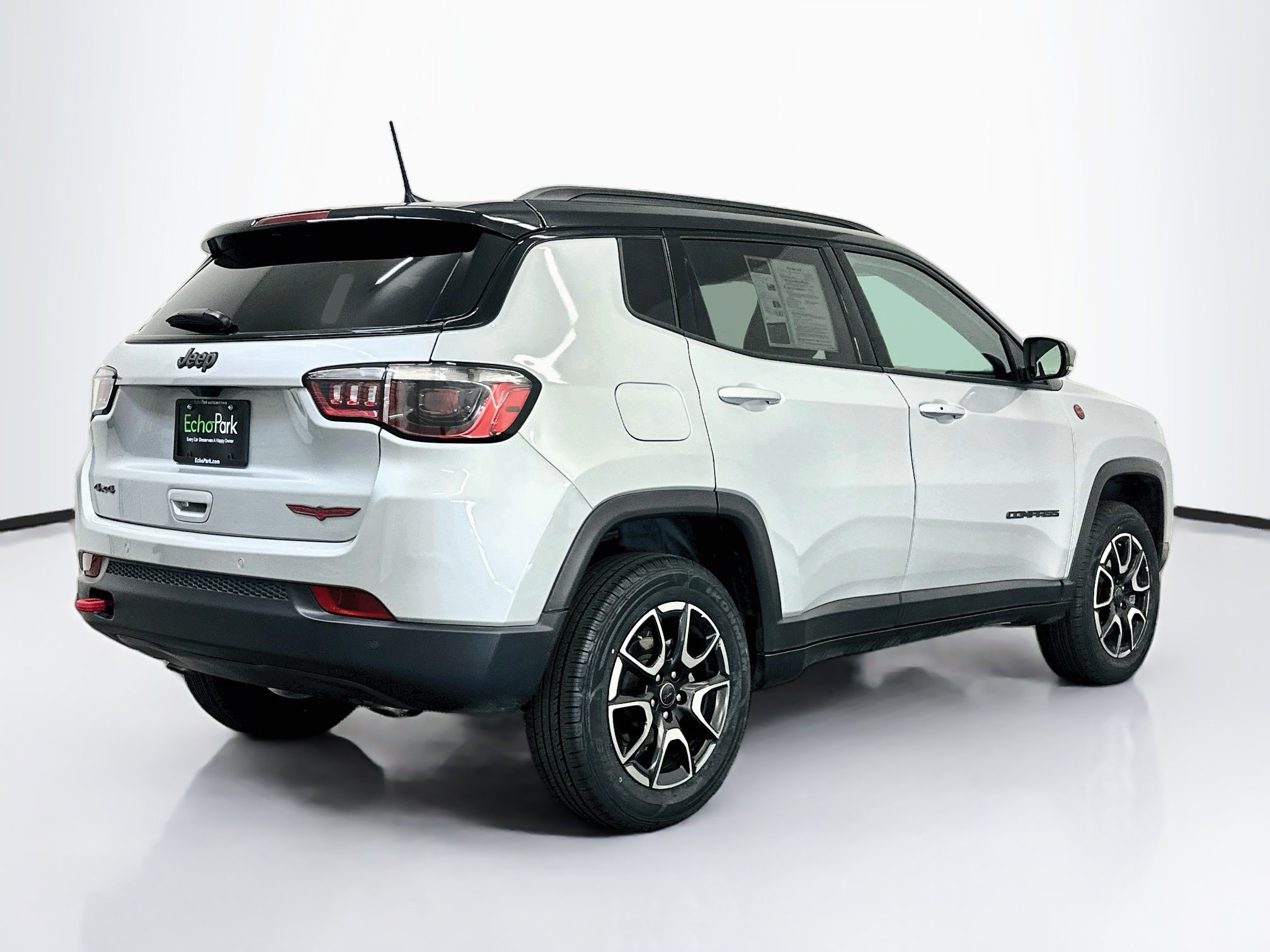 Used 2025 Jeep Compass Trailhawk AWD/4WD image 9