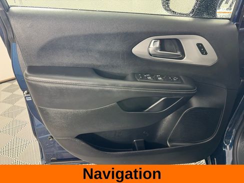 Used 2025 Chrysler Pacifica Limited image 9