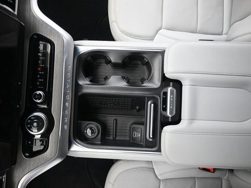 Used 2025 Ford Expedition Platinum w/ Driver's Package AWD/4WD image 16