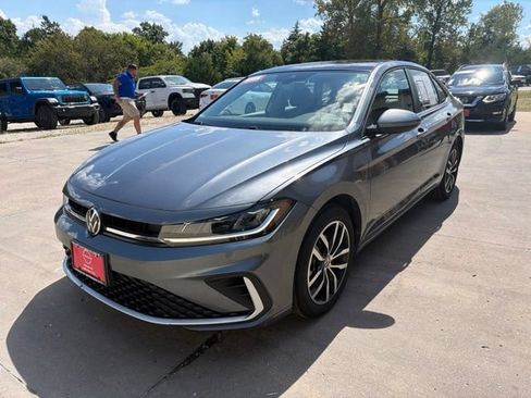 Used 2025 Volkswagen Jetta SE FWD image 7