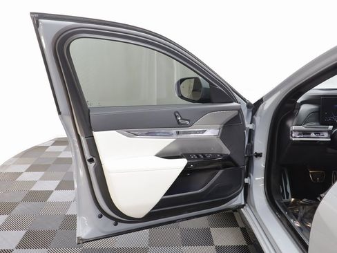 Used 2024 BMW 760i xDrive w/ Premium Package 2 image 5