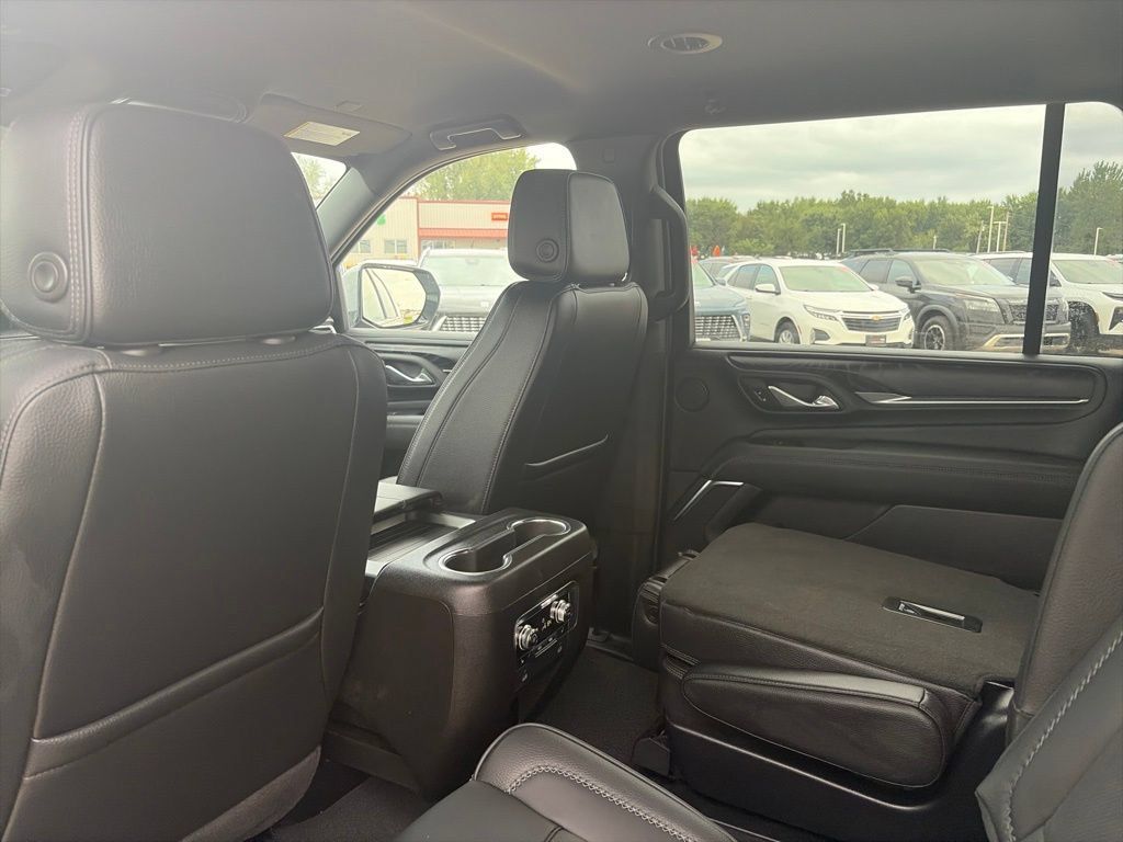 Used 2024 GMC Yukon XL Denali AWD/4WD image 11