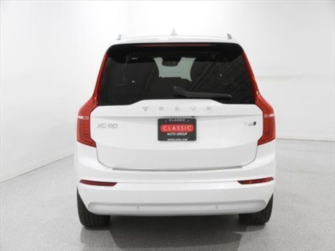 Used 2022 Volvo XC90 T6 Momentum w/ Climate Package image 4