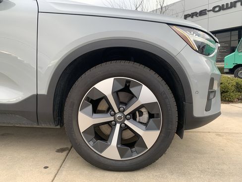 Used 2025 Volvo XC40 B5 Plus image 13