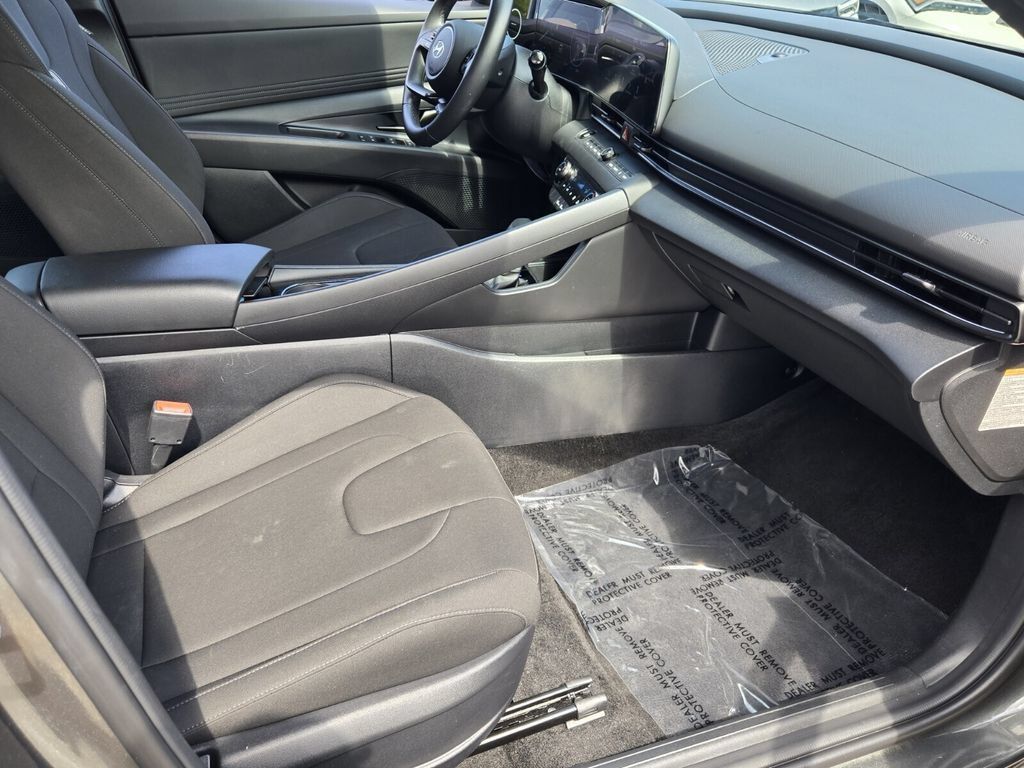 Certified 2025 Hyundai Elantra SEL FWD image 16