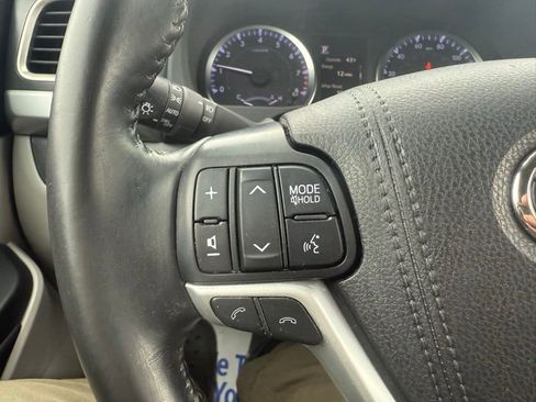 Used 2019 Toyota Highlander Plus AWD/4WD image 22