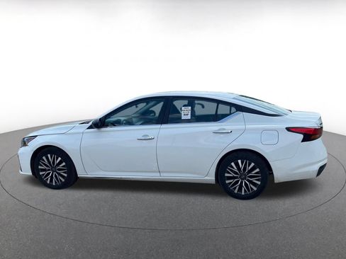 Used 2025 Nissan Altima 2.5 SV FWD image 12