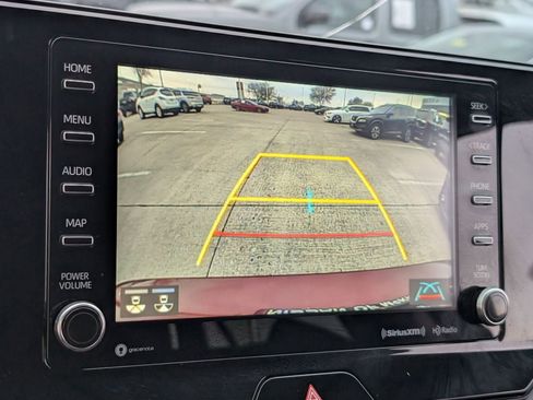 Used 2022 Toyota Venza LE image 14