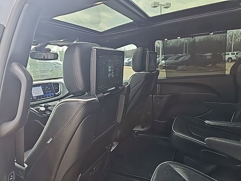 Used 2021 Chrysler Pacifica Limited w/ Uconnect Theater Family Group image 17