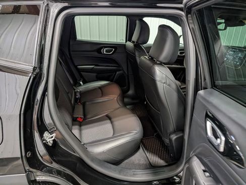 Used 2025 Jeep Compass Latitude w/ Convenience Group AWD/4WD image 25