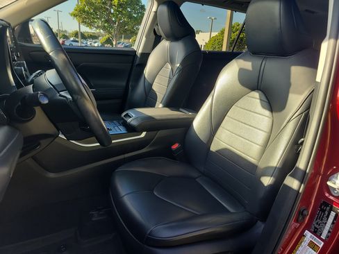 Used 2020 Toyota Highlander XLE AWD/4WD image 22
