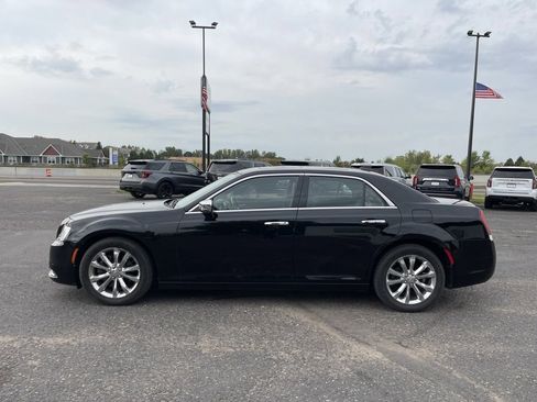 Used 2017 Chrysler 300 C image 9