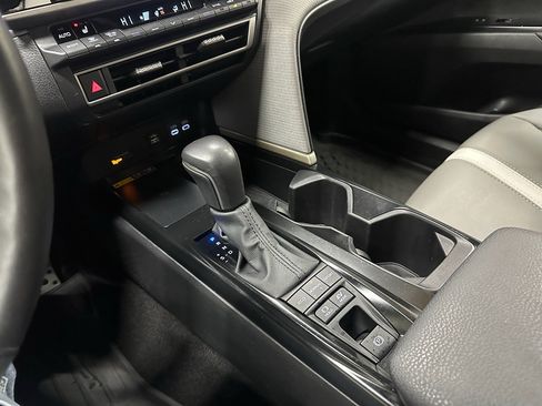 Used 2025 Toyota Camry SE w/ Convenience Package image 27