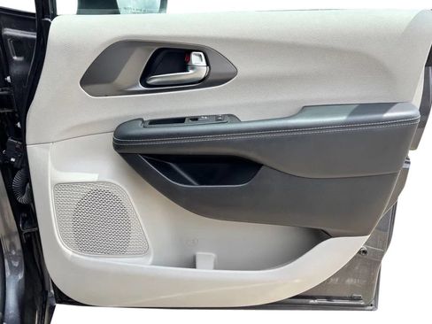 Used 2023 Chrysler Pacifica Touring-L FWD image 28