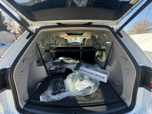 Used 2024 Volkswagen Atlas SEL Premium R-Line image 15