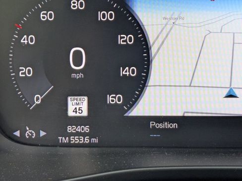 Used 2021 Volvo XC40 T5 R-Design image 14