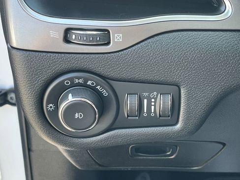 Used 2021 Jeep Cherokee Latitude Lux w/ Sun & Sound Group image 16